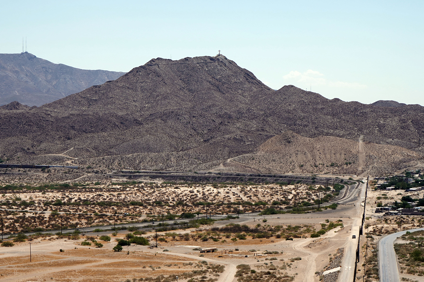 El muro que divide Ciudad Juárez de Sunland Park, Nuevo Mexico, se prolonga hasta zonas desérticas.