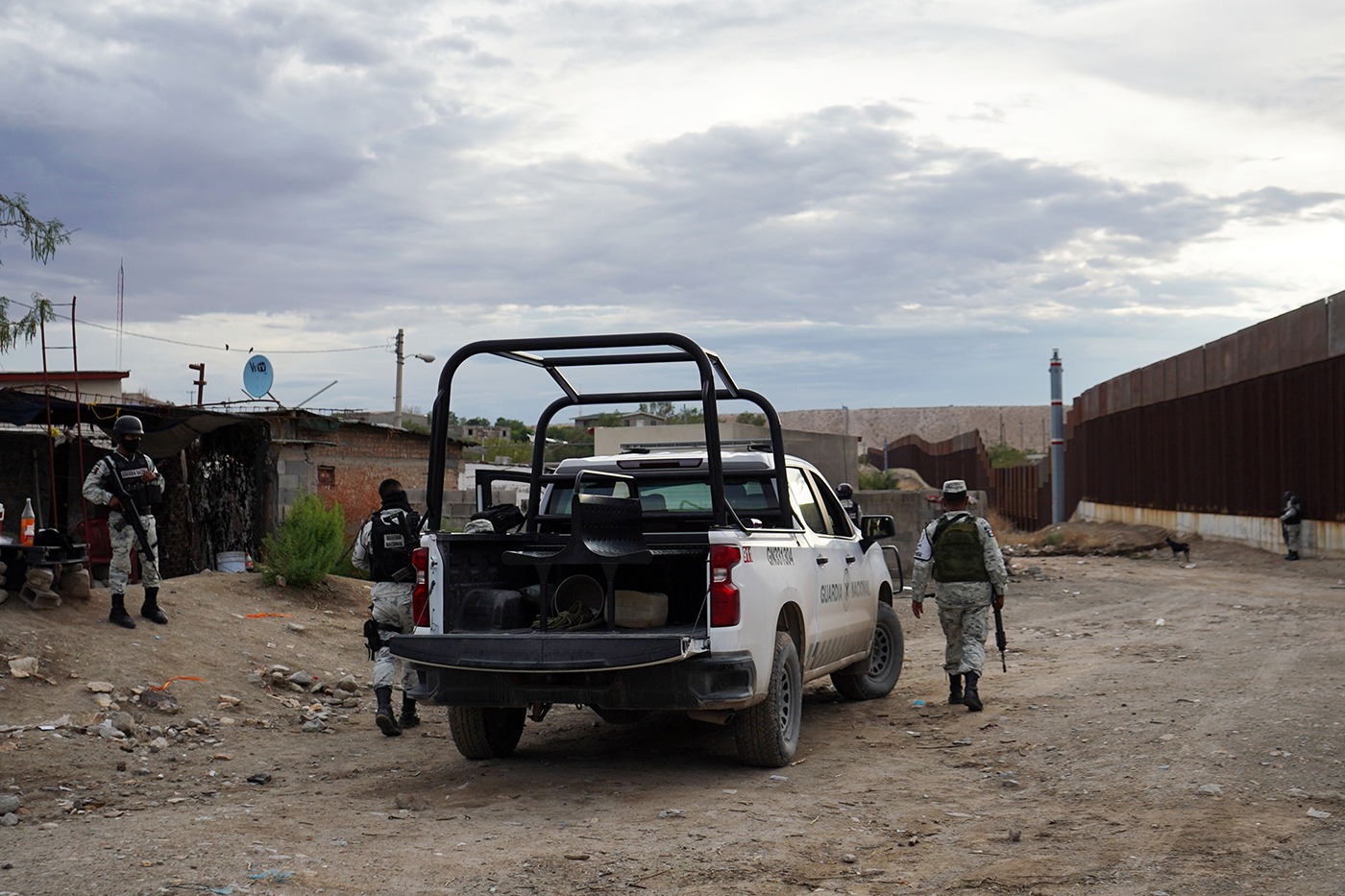 Elementos de la Guardia Nacional resguardan el muro fronterizo por la zona de Anapra, en Ciudad Juárez, lugar de cruce clandestino de migrantes indocumentados.