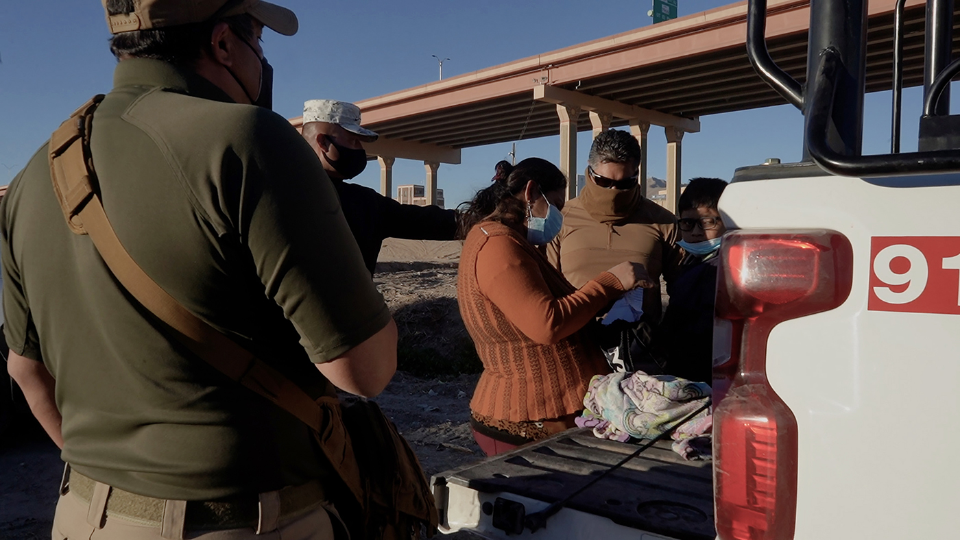Mujer guatemalteca embarazada y su hijo son detenidos por la Guardia Nacional y entregados a oficiales de Migración, el 6 de febrero de 2021, en Ciudad Juárez, Chihuahua, cuando intentaban cruzar la frontera por el Río Bravo.