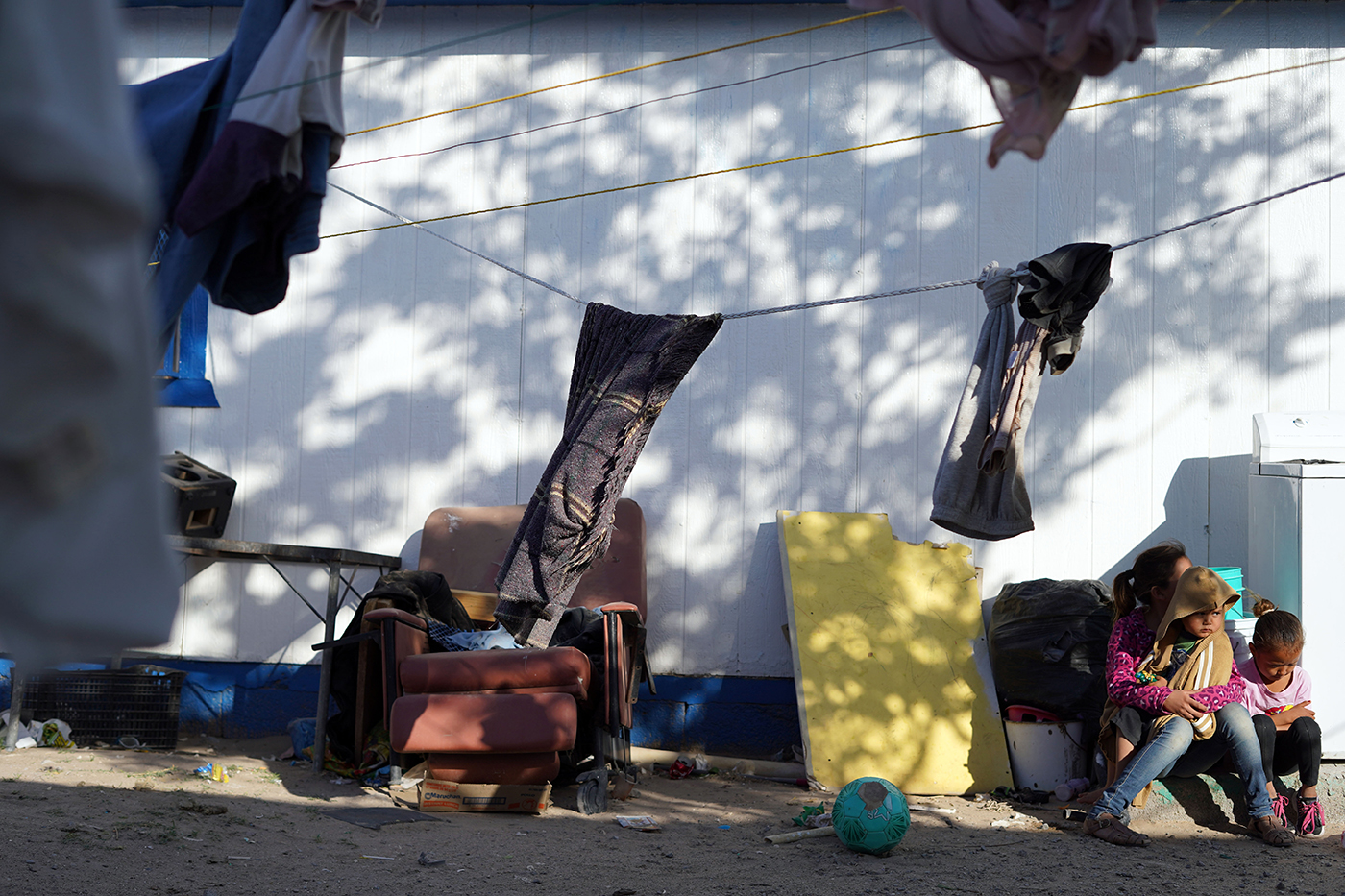 Dos niñas y un niño originarios de El Salvador descansan en un albergue de Ciudad Juárez, tras ser expulsados de Estados Unidos con su familia.