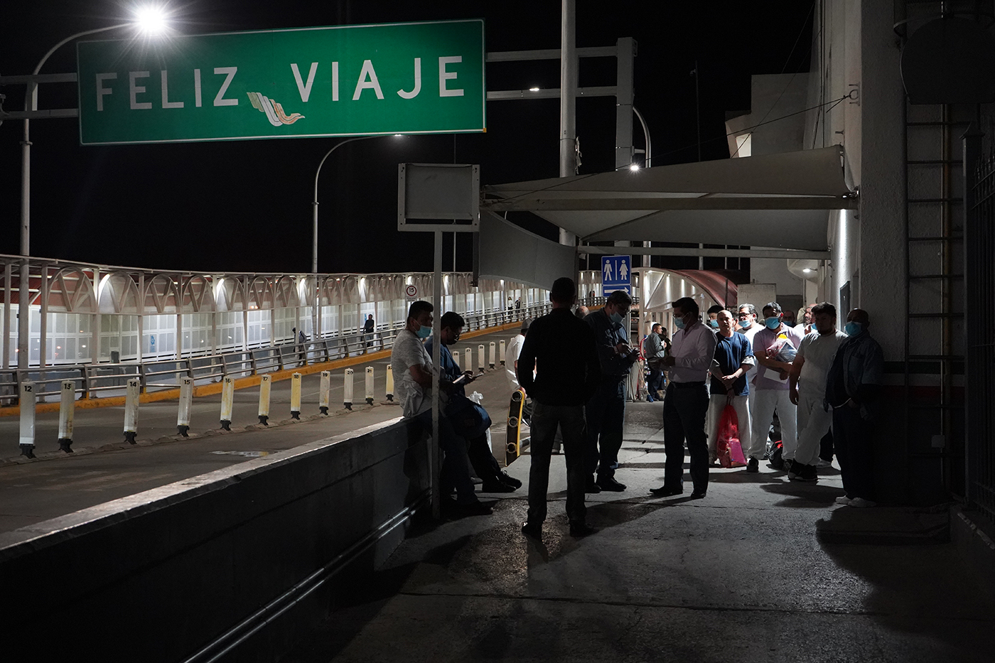 Un grupo de migrantes deportados se encuentra afuera de las oficinas del Instituto de Migración Nacional en el puente Internacional Paso del Norte, luego de ser expulsados de Estados Unidos, el 5 de Octubre de 2021.
