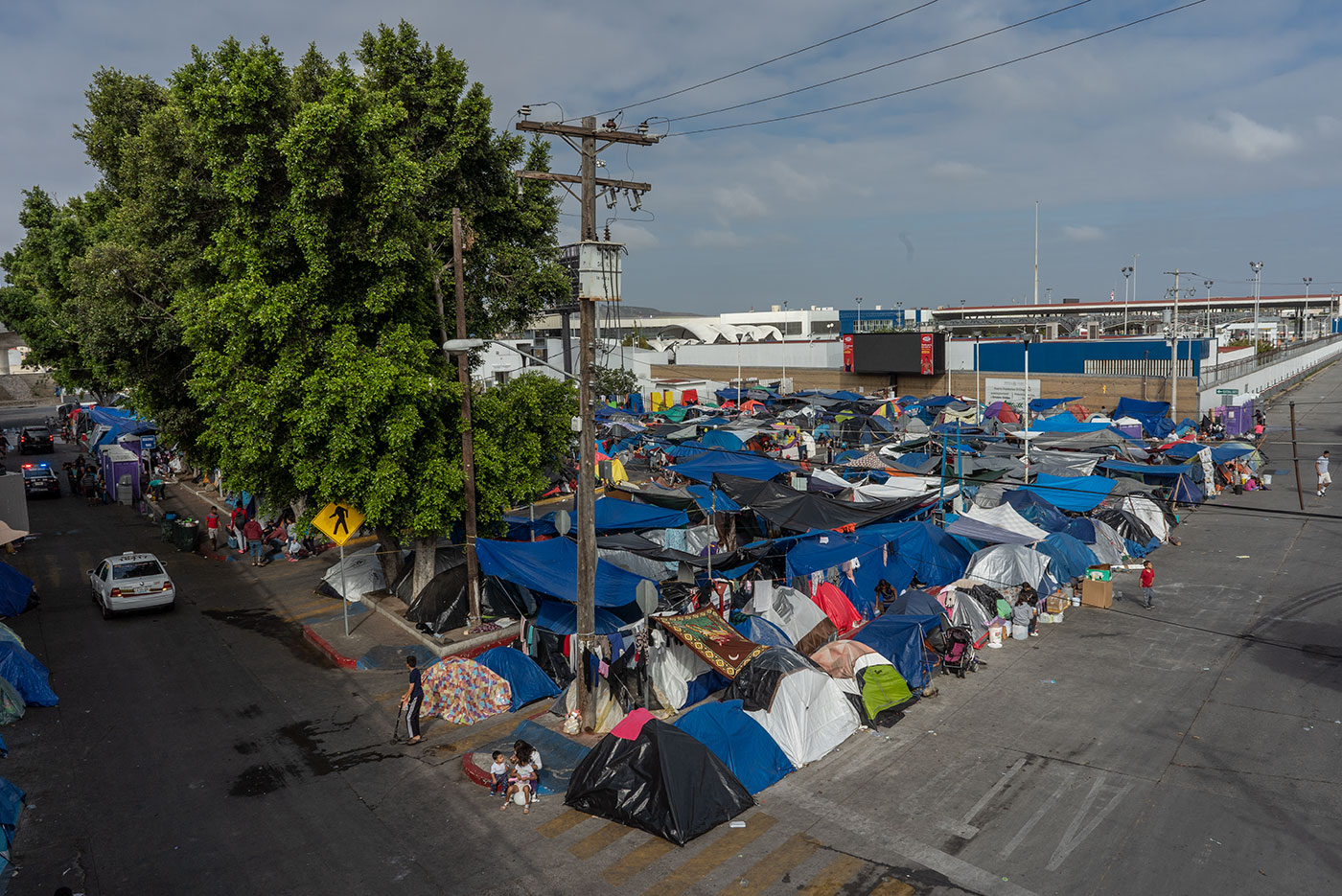 Cientos de familias migrantes acampan en Tijuana, a la espera de cruzar a Estados Unidos.