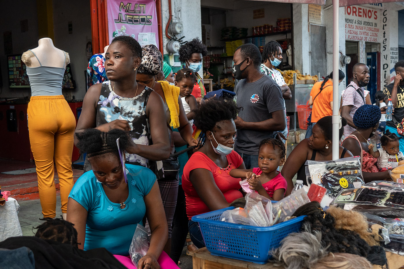 Domingo en Tapachula, Chiapas, el día de reunión y comercio para las personas afrodescendientes que permanecen desde hace meses en esta ciudad fronteriza.