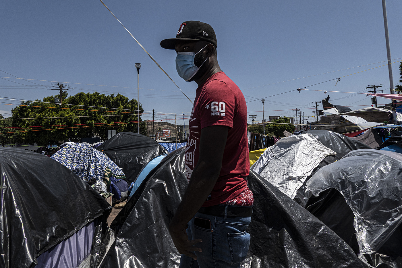 Julién en el campamento de personas migrantes de Tijuana. 