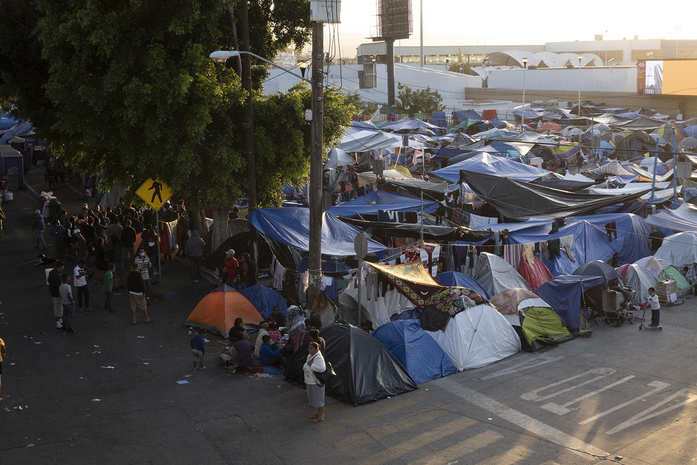 Campamentos como éste se han convertido en el hogar de miles de personas migrantes en Tijuana.