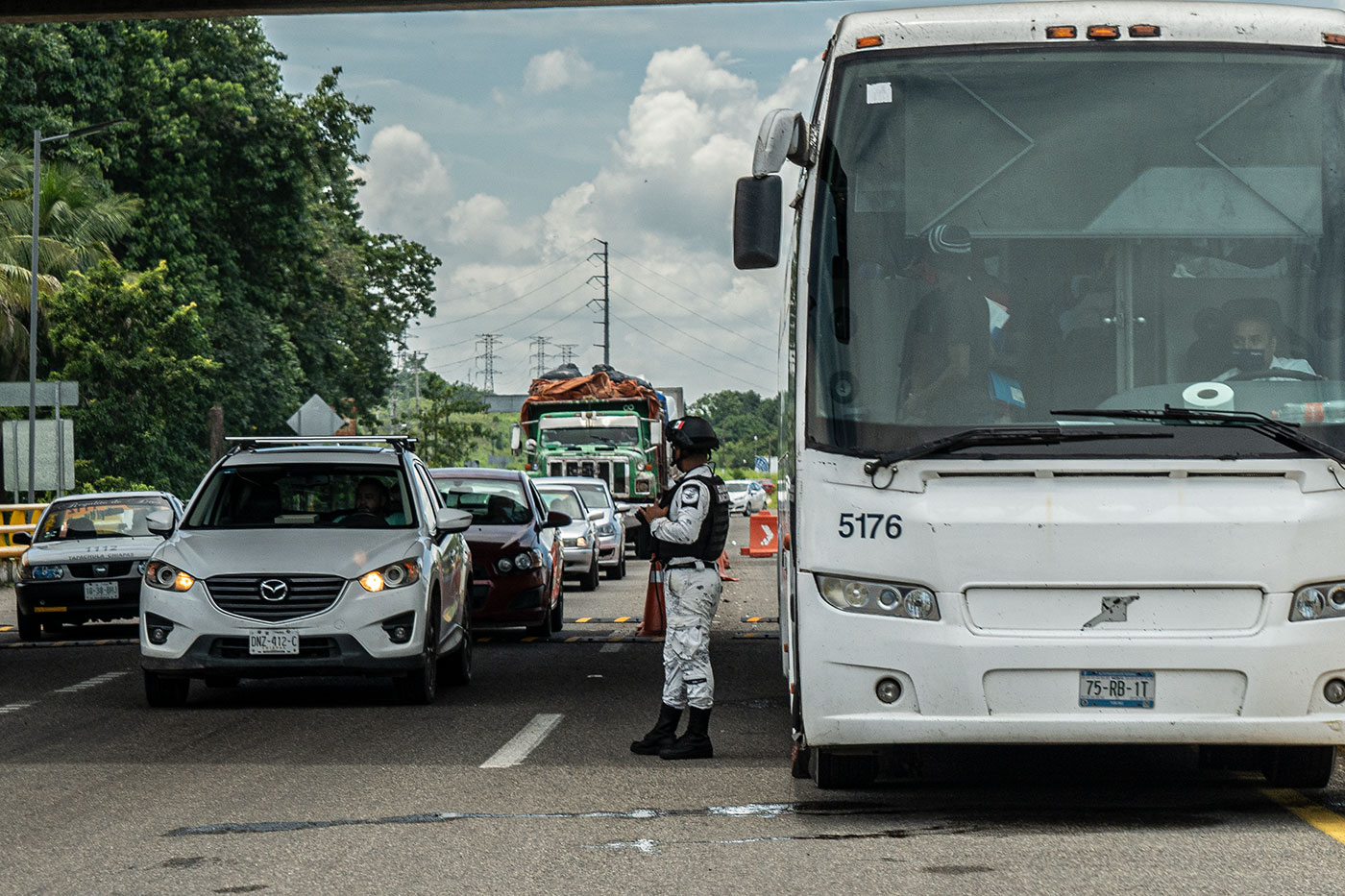 Un autobús espera en un puesto de revisión del INM la detención de migrantes para llevarlos a Guatemala. Foto: Duilio Rodríguez