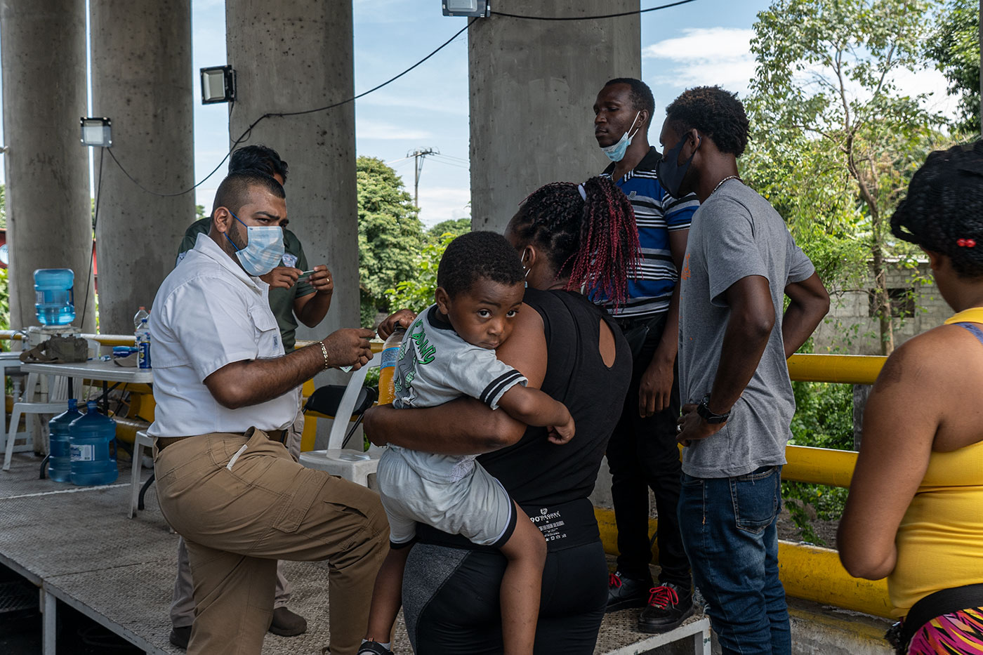 Algunas familias de migrantes haitianos prefieren vivir en las periferias de Tapachula para evitar ser acosados por autoridades migratorias y policiales de México.