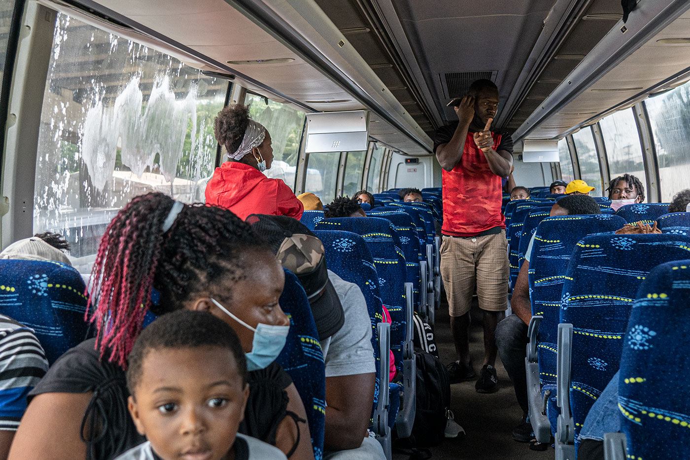 Personas migrantes procedentes de Haití, detenidas en autobús para ser expulsadas a Guatemala.